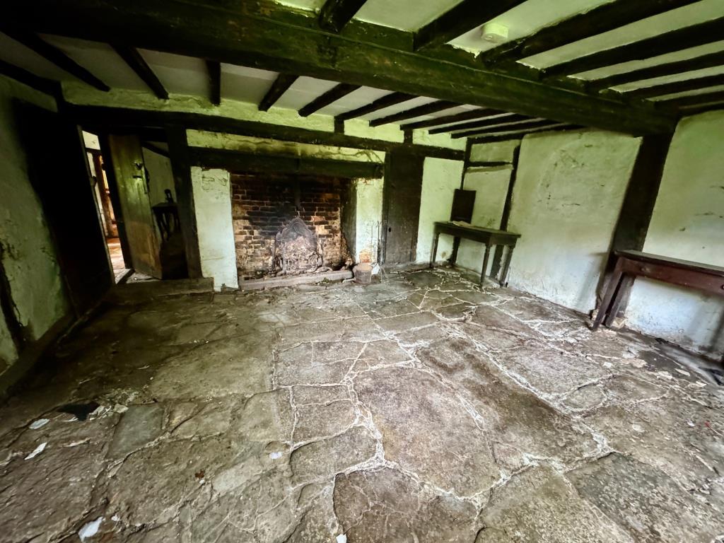 Lot: 134 - DETACHED THATCHED COTTAGE ON ALMOST TWO ACRE PLOT WITH DETACHED THATCHED OUTBUILDING - Living room